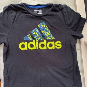 ♥️ Adidas boy M shirt